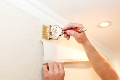 Pose de papier peint à Ampriani — revêtements muraux et toiles de verre